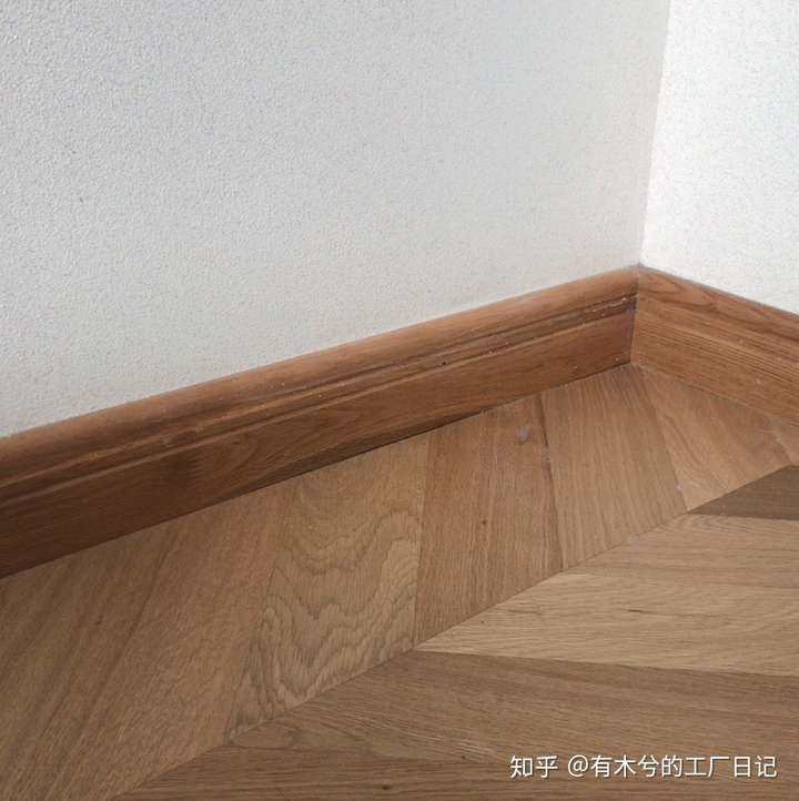 房间地板颜色效果图_房间木地板踢脚线_踢脚线与地板缝隙过大