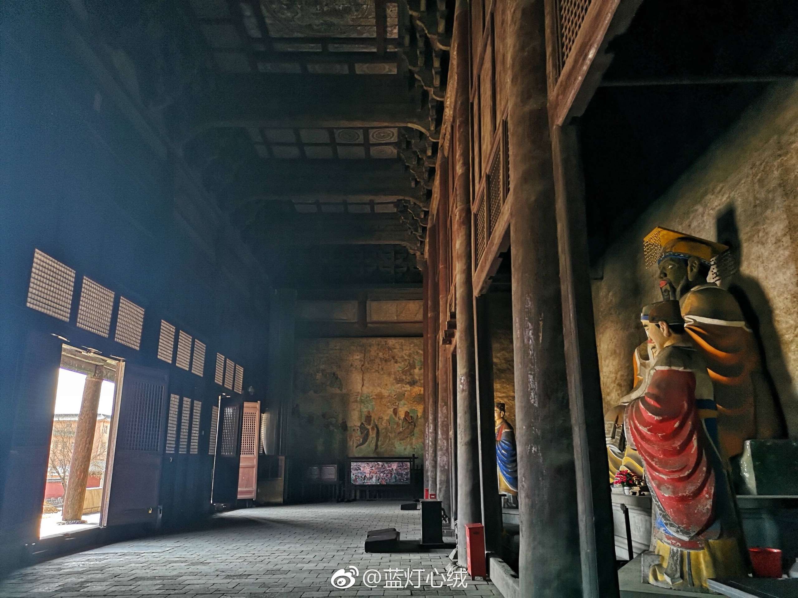 前几天看到北岳庙德宁殿的内景,想到像含元殿那种进深很浅的殿,内部会