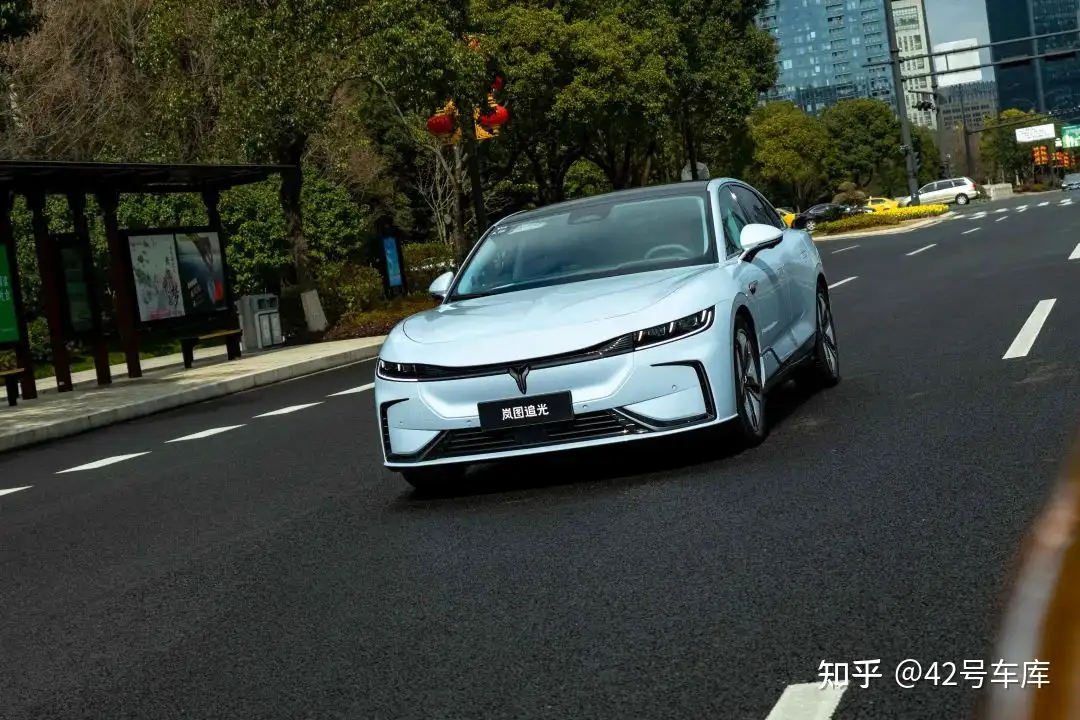 首试岚图追光：内饰有新意，驾控仍出色- 知乎