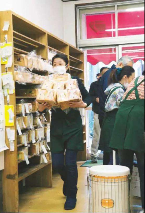 开一个烘焙店预算明细 这家面包店开业74年从未出新品,传承4代经久不衰的理由是...
