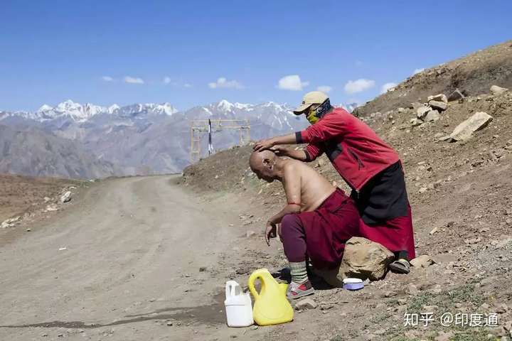 在世界最冷的地方,印度僧侣开始为过冬做准备-印度通