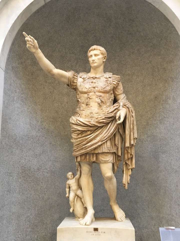 看到了雕像,说一下. 这是 屋大维,即我们常称的奥古斯都的雕像.