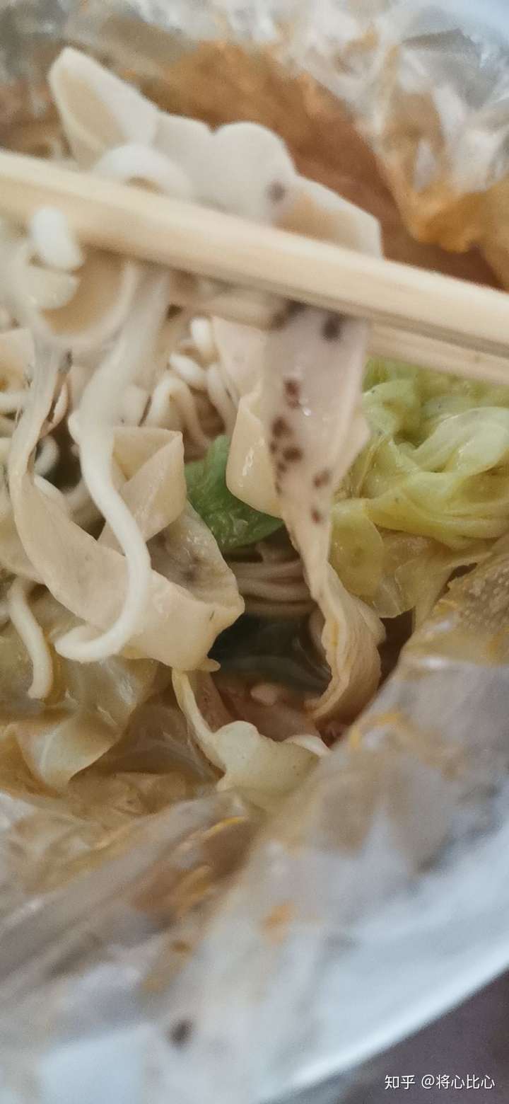 外卖店的豆腐皮上出现黑斑正常吗?