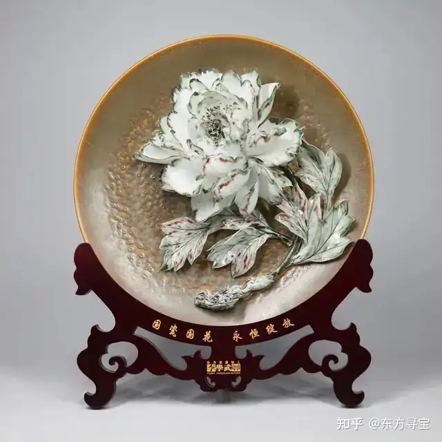 洛陽の牡丹の磁器の皿を手で描いて、中国式の家庭装飾の置物、特色の贈り物は皿 洛陽の牡丹の磁器の皿を手で描いて、中国式の家庭装飾の置物