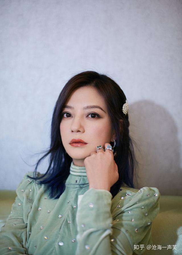 名门泽佳:44岁赵薇复古优雅!穿绿色连体裙效果气质温柔状态好 - 知乎