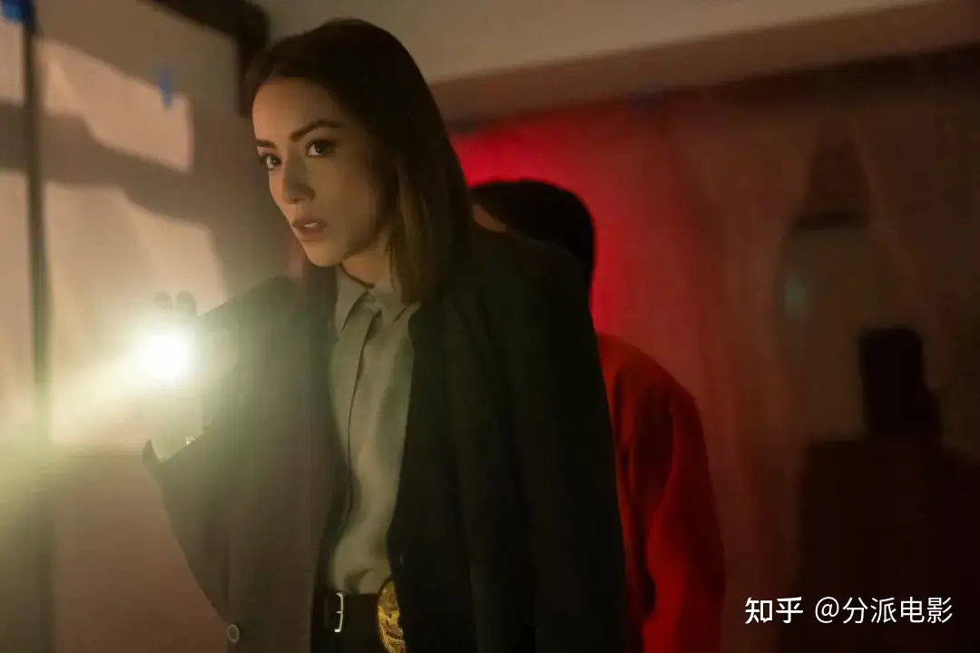 华裔新剧《内景唐人街》,讽刺拉满,狂捅白人社会肺管!