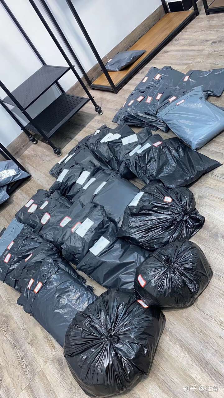 山中,去你需要的地方,广州,杭州,常熟,等等都有服装批发市场可以去kk