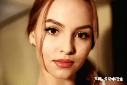 人中弯曲的女人 眼界很窄