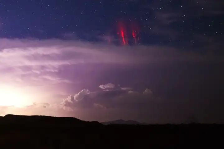 藏在狂风暴雨后的巨大“红水母”，又一种被科学破解的神秘现象