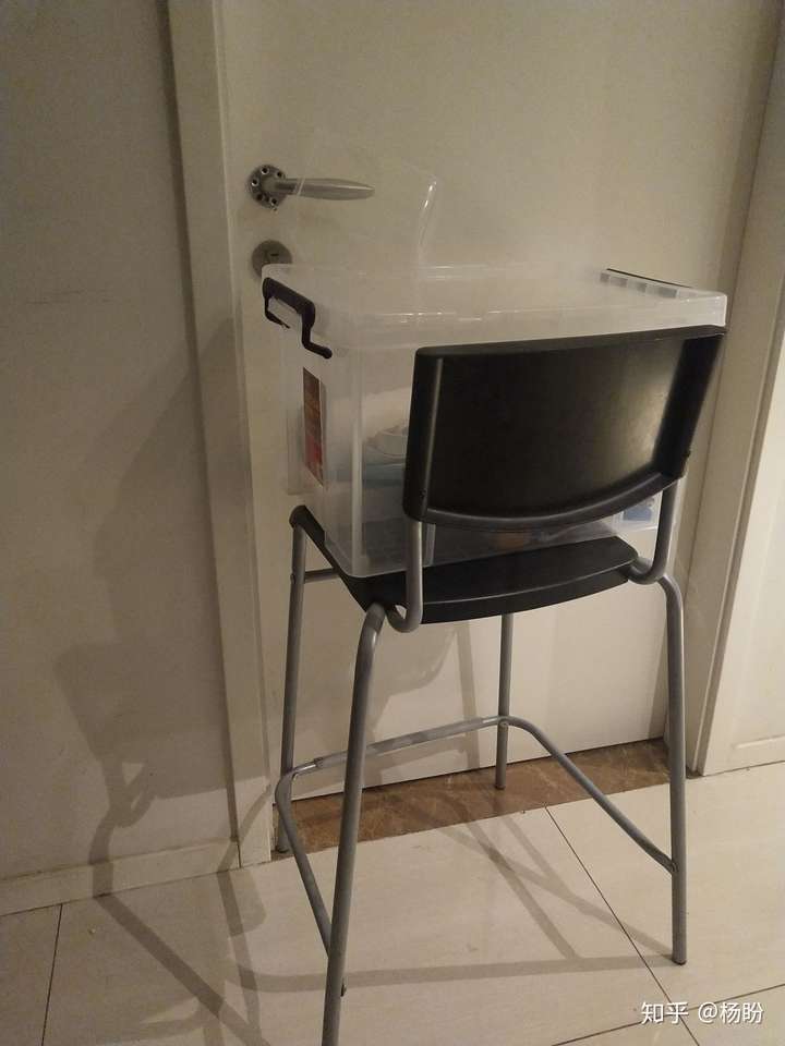 卧室没有钥匙,出门防止他开门用椅子堵门