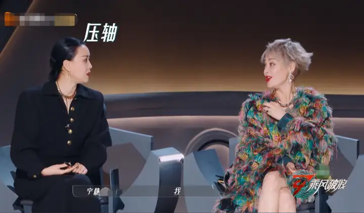 《乘风破浪》第三季开播：谢娜主持终于拿手卡了，有被王心凌甜到(2021乘风破浪第三季播出时间)