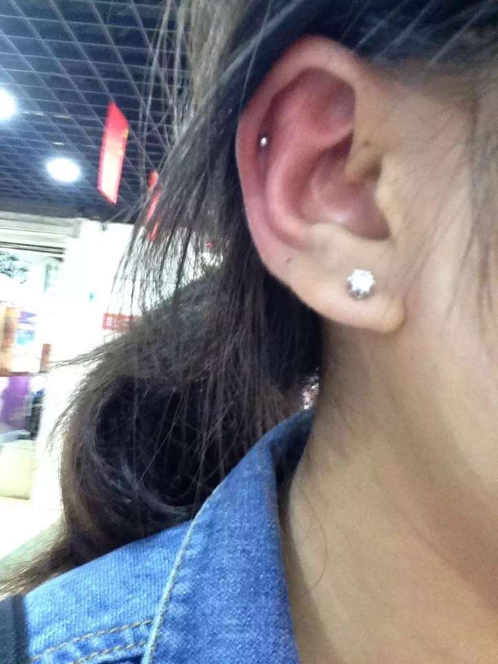 打耳骨外侧的耳洞