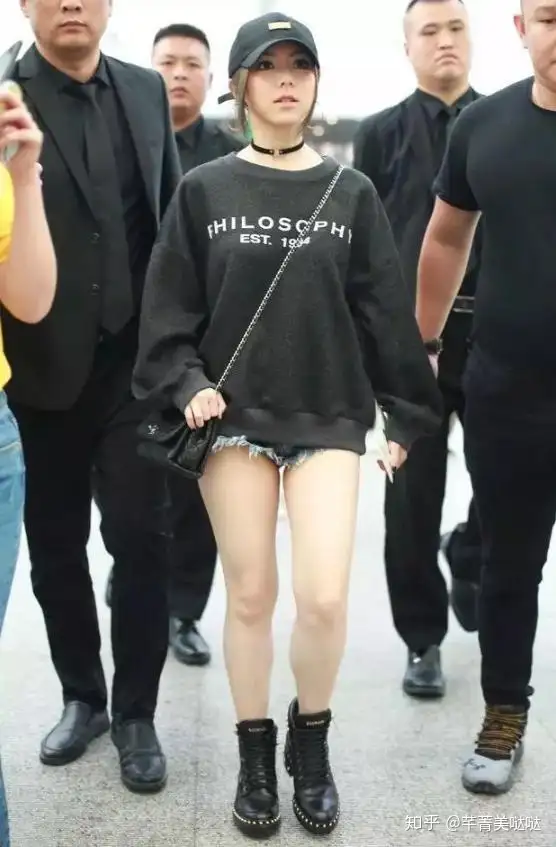 不少妹子把腿粗当成会呼吸的痛！14套秋冬衣服及显腿细技巧送给你(腿粗的人怎么搭配衣服显瘦)