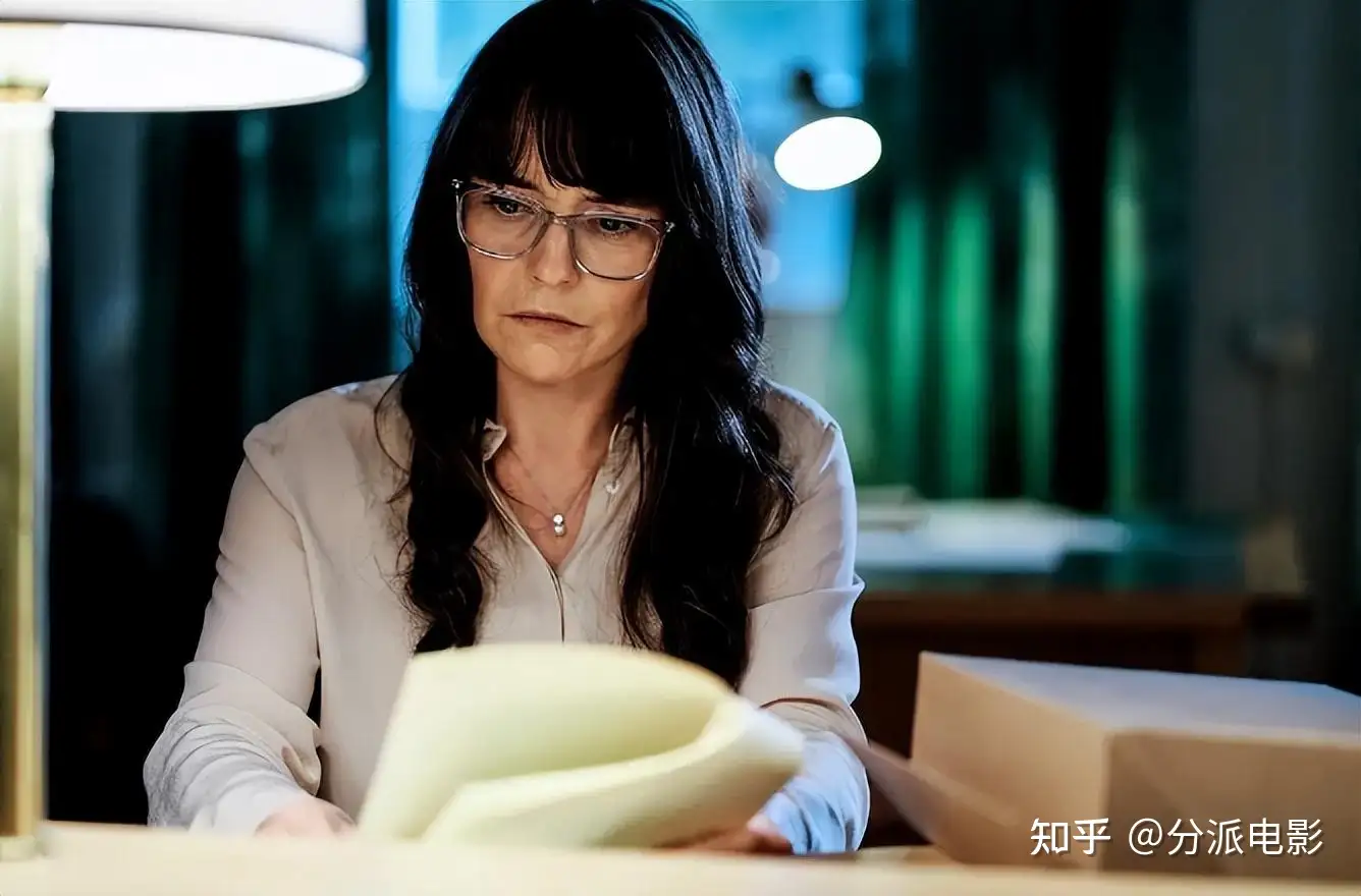 《一个近乎正常的家庭》网飞爆款,这大尺度剧好刺激!