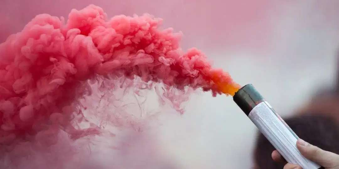 卖彩烟的小女孩