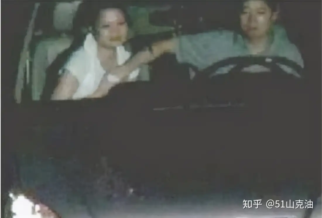 开车摸奶不处罚，抽烟反被罚50扣2分？网友：吓得我烟都掉了- 知乎