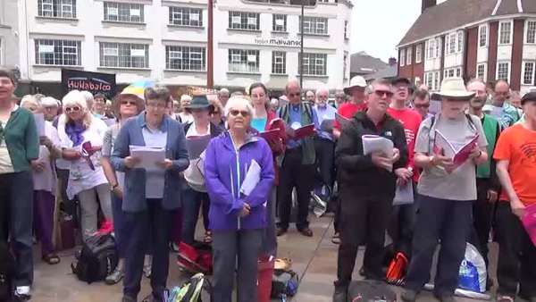 有哪些特别感人震撼的万人合唱音乐现场?