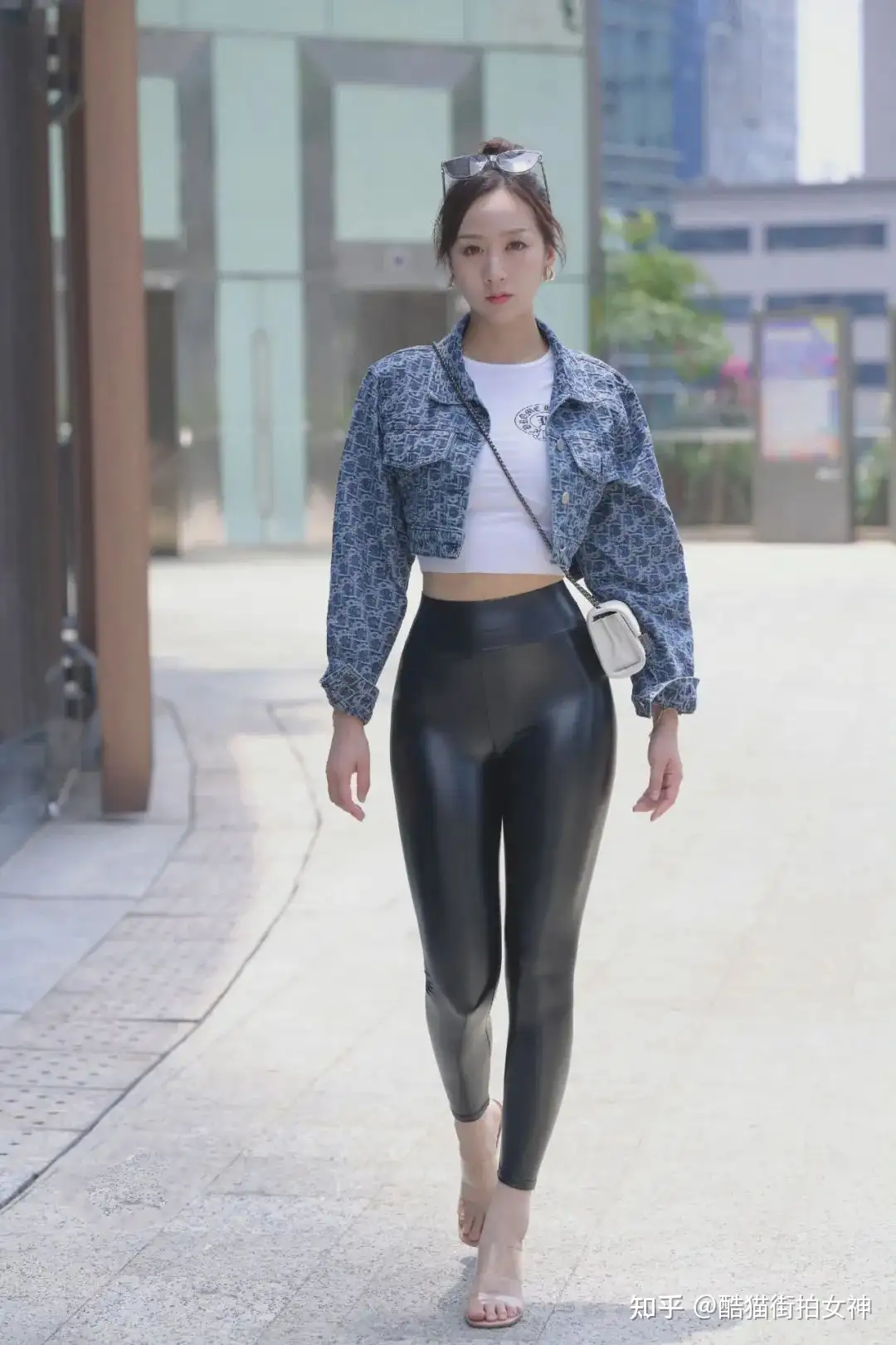 街拍女神：黑色紧身皮裤透明高跟鞋的时尚女生- 知乎