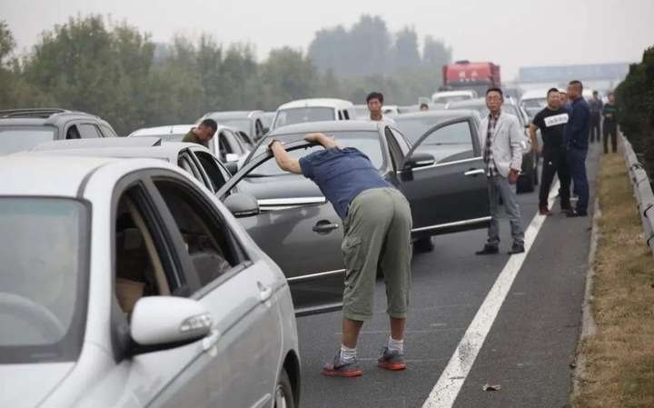 堵車長龍的第一輛車究竟在想些什麼