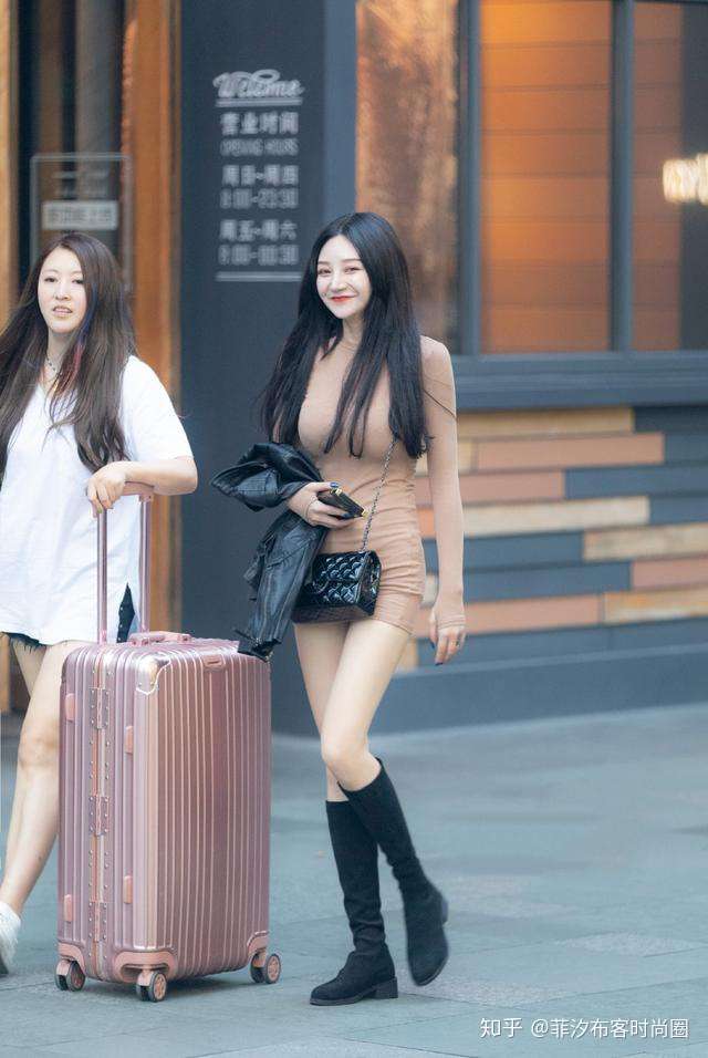 姐妹们冲鸭 穿上又美又飒的夏日靴子 尽情的去冲风破浪吧 知乎