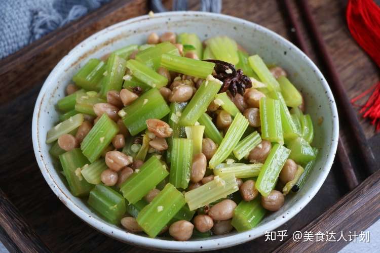 1斤花生 2斤芹菜 不油炒不油炸 下酒又下饭 过年客人点名要吃 知乎