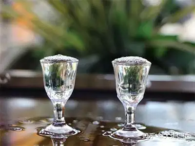 喝酒时不要同时喝碳酸饮料,而应选择白开水.