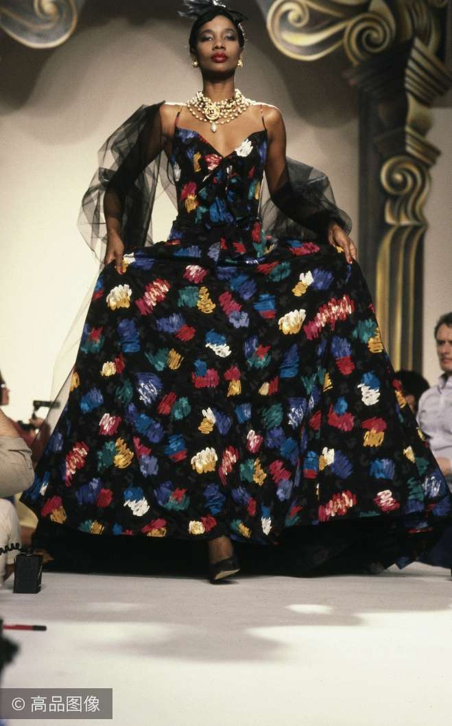 时尚鬼才卡尔 拉格斐50岁复活chanel 80年代服装流行至今 知乎