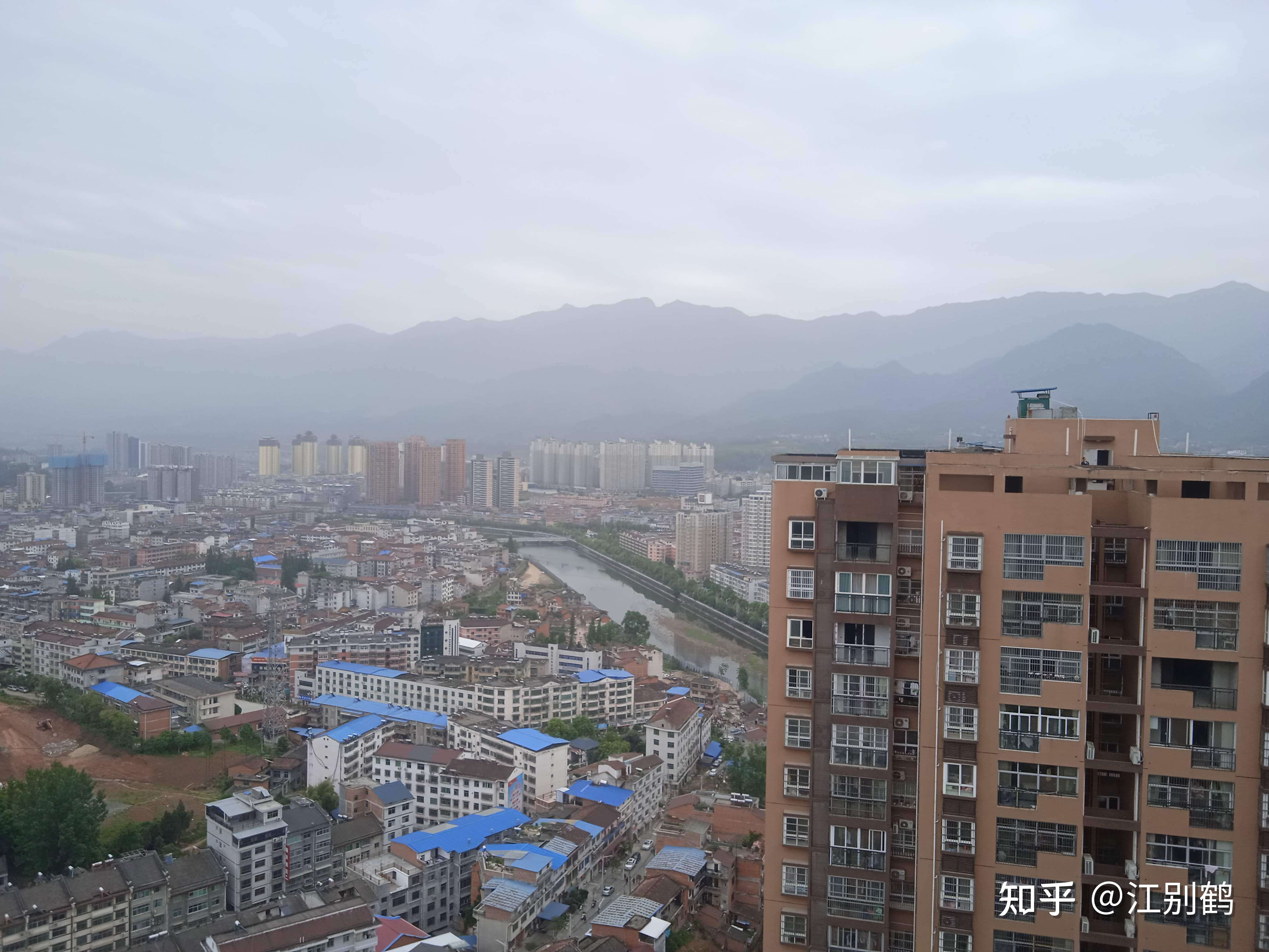 fj霍比特人 的想法: 站在楼顶天台俯瞰县城,河道横贯东西,南… - 知乎