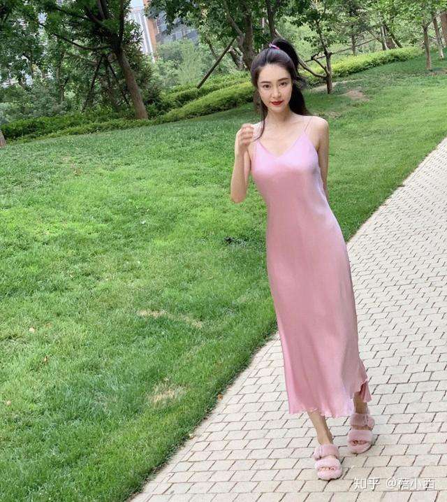 胡然身材好真 敢穿 一条粉色吊带睡裙就出门 一般人hold不住 知乎