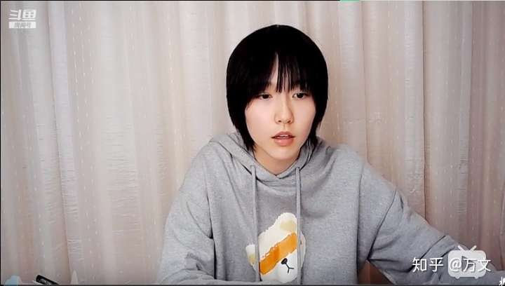 看的出来,从素颜,到化妆,到美颜滤镜全开,造型极其接近诸葛大力,成 