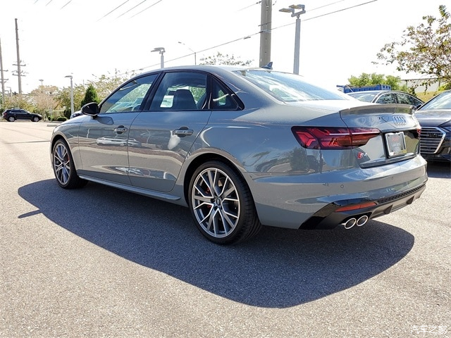 2020款奥迪s4运动个性的造型配合水泥灰涂装非常帅气