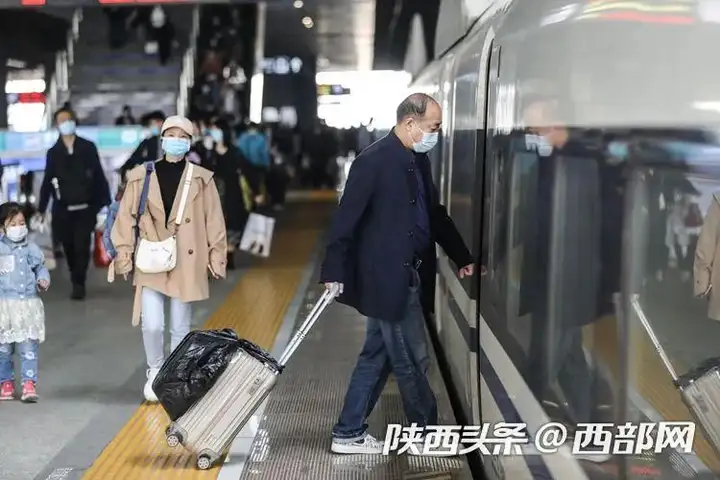 西安北站迎来返程高峰 装满行囊的特产全是父母的爱与牵挂插图14