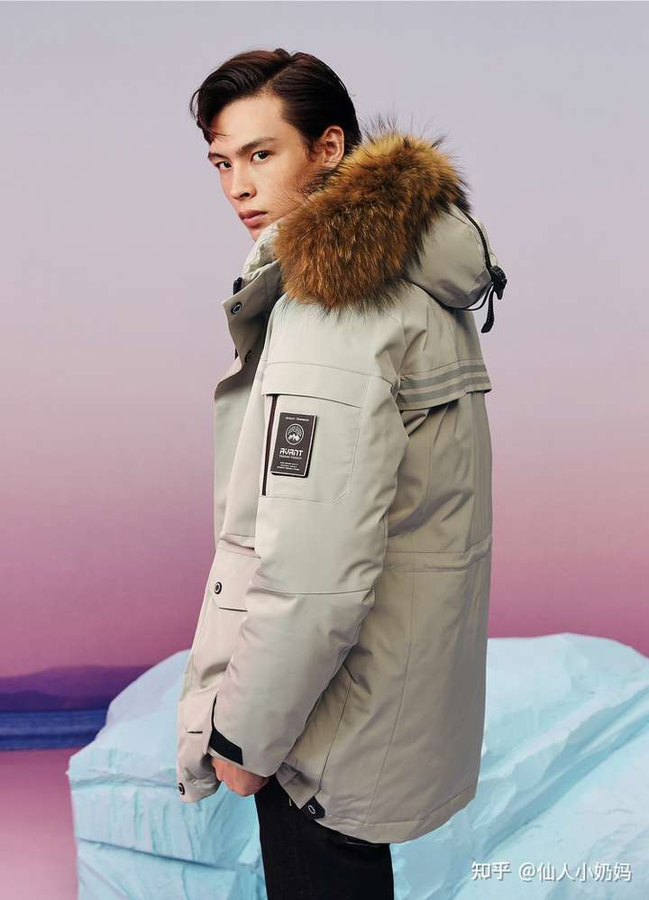 吧兄弟12月27日这期里面,郭麒麟,宋祖儿,艾福杰尼穿的灰色工装羽绒服