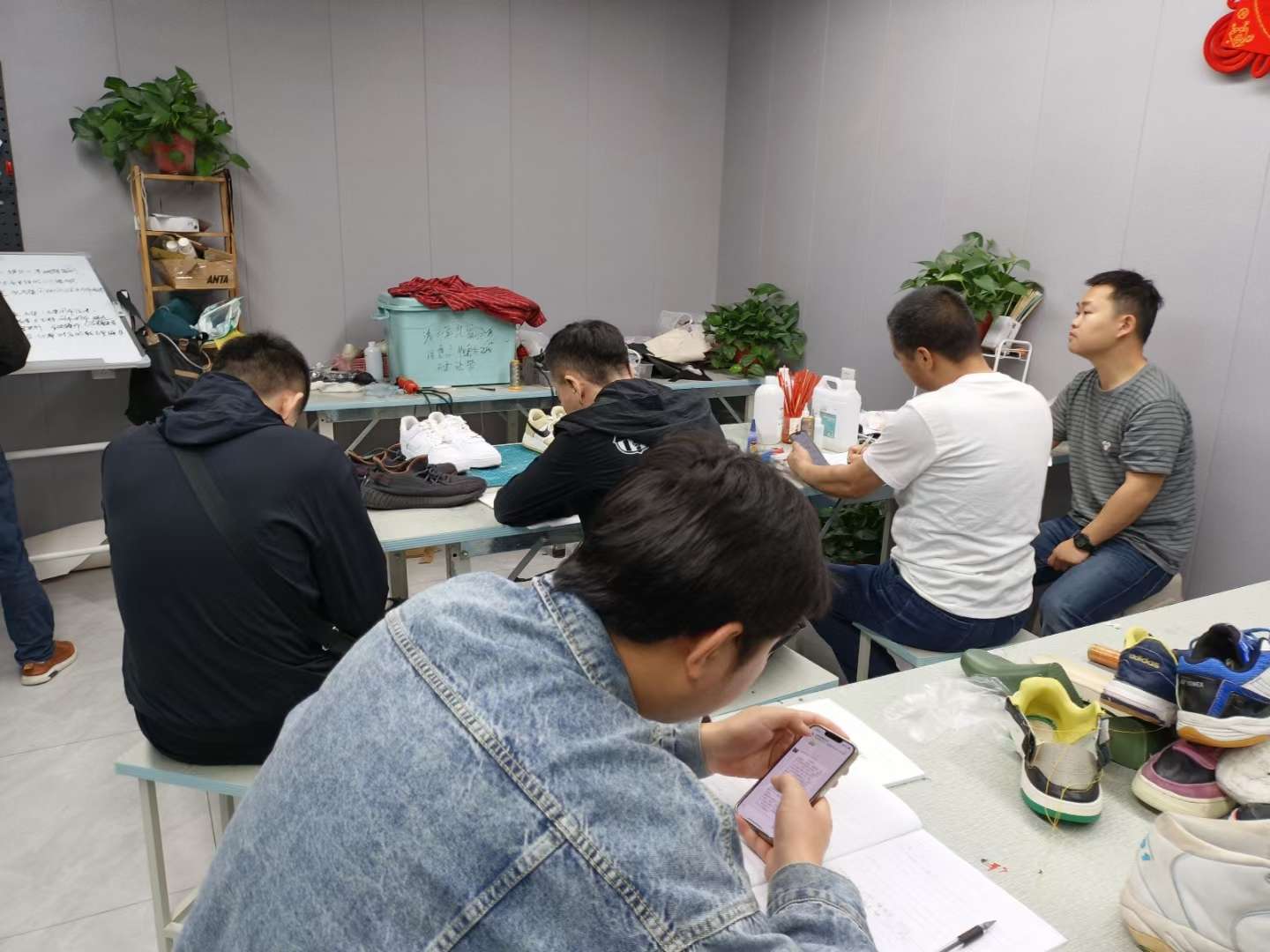 布莱特洗鞋修鞋 的想法: 开洗鞋店前景如何 | #创业# 洗鞋行业相对