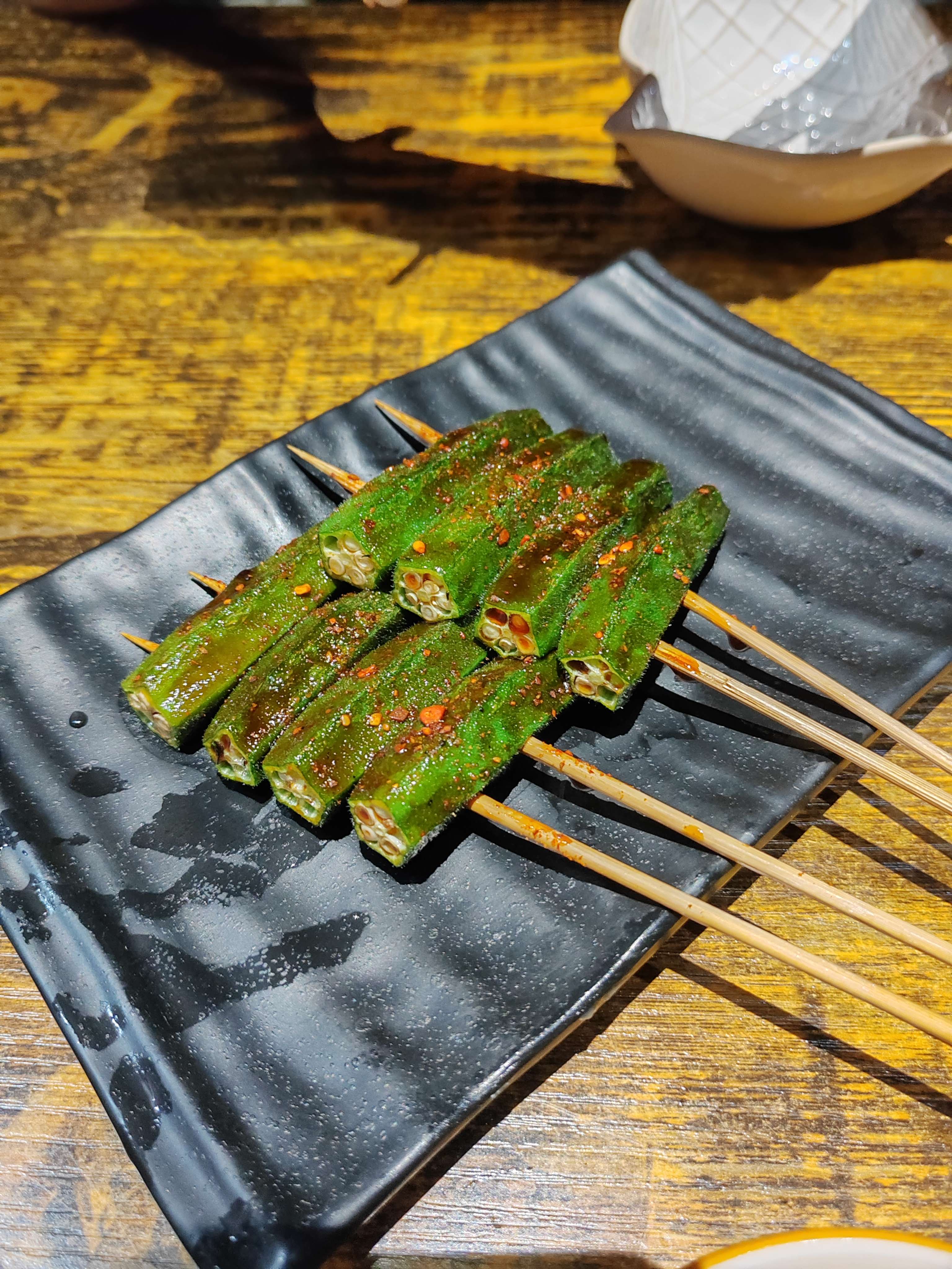 小红 的想法: 烤秋葵真的绝了! | 朋友带我去了一家