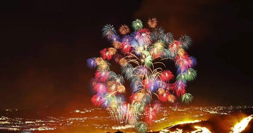 谁说花火大会只属于夏季 冬季的白雪和花火同框 更是限定美景 知乎