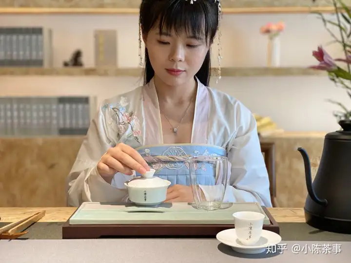 满满干货（敬茶时的礼仪是什么）敬茶时的礼仪规范，着装、坐姿、分茶、敬茶，茶桌上的4点礼节，很多人第一步就错了，阀门图例符号大全，