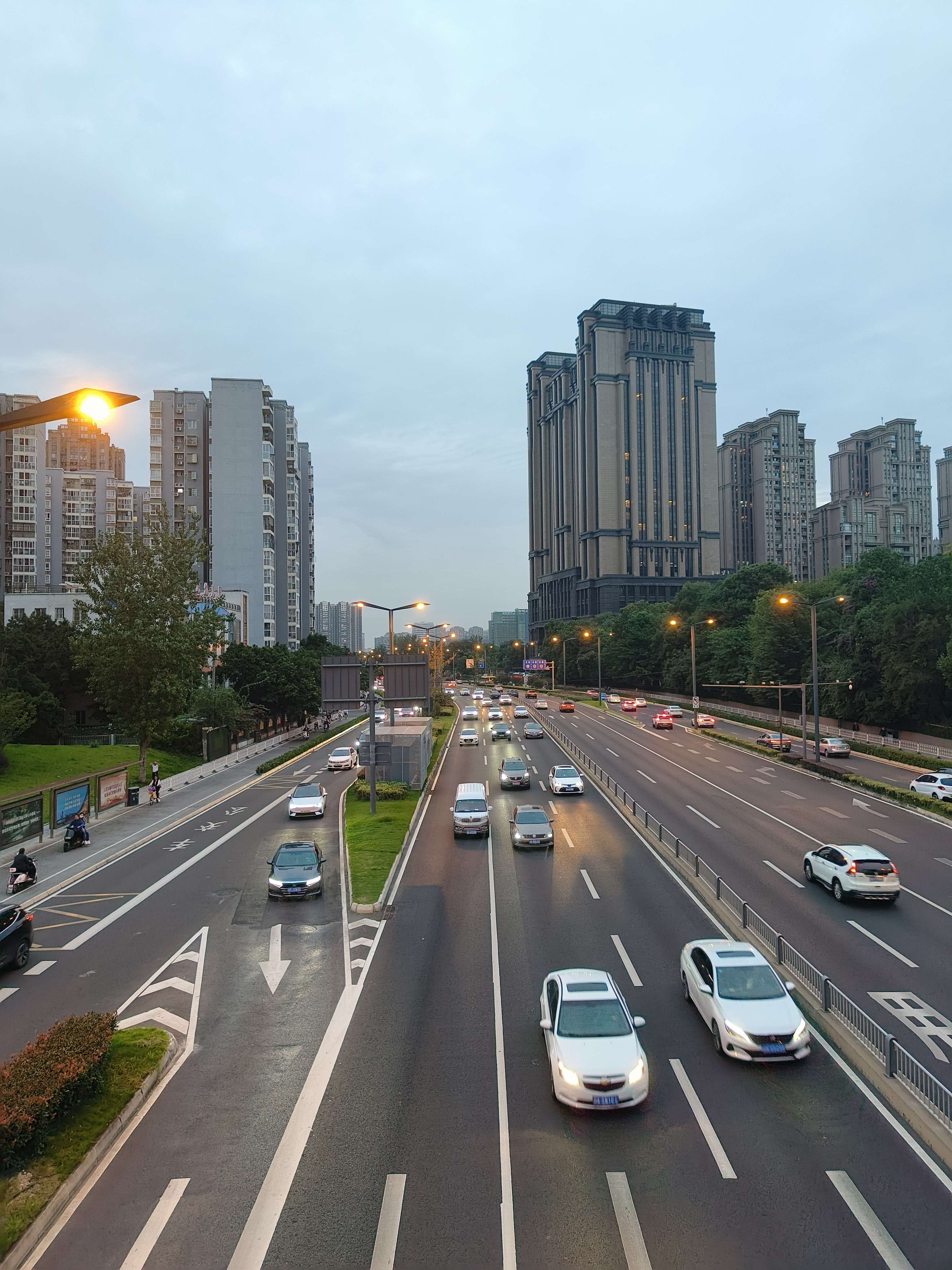 我也买了一些零食和饮料,准备明天去远行,超市回来的路上拍了一张街景
