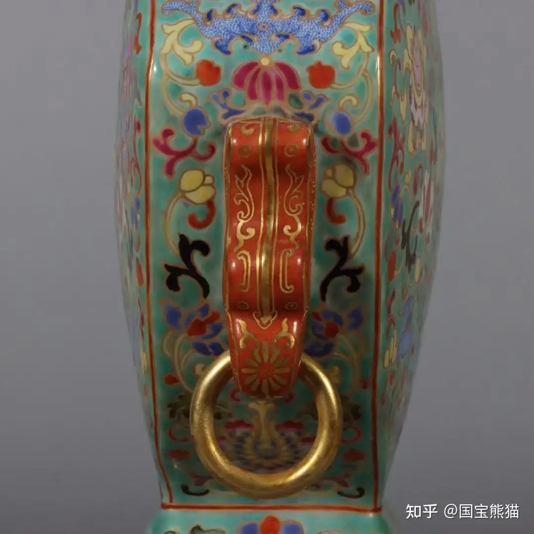 清乾隆珐琅彩描金缠枝莲五管抱月瓶。尺寸：高30.5cm，口径6.5cm，底径 