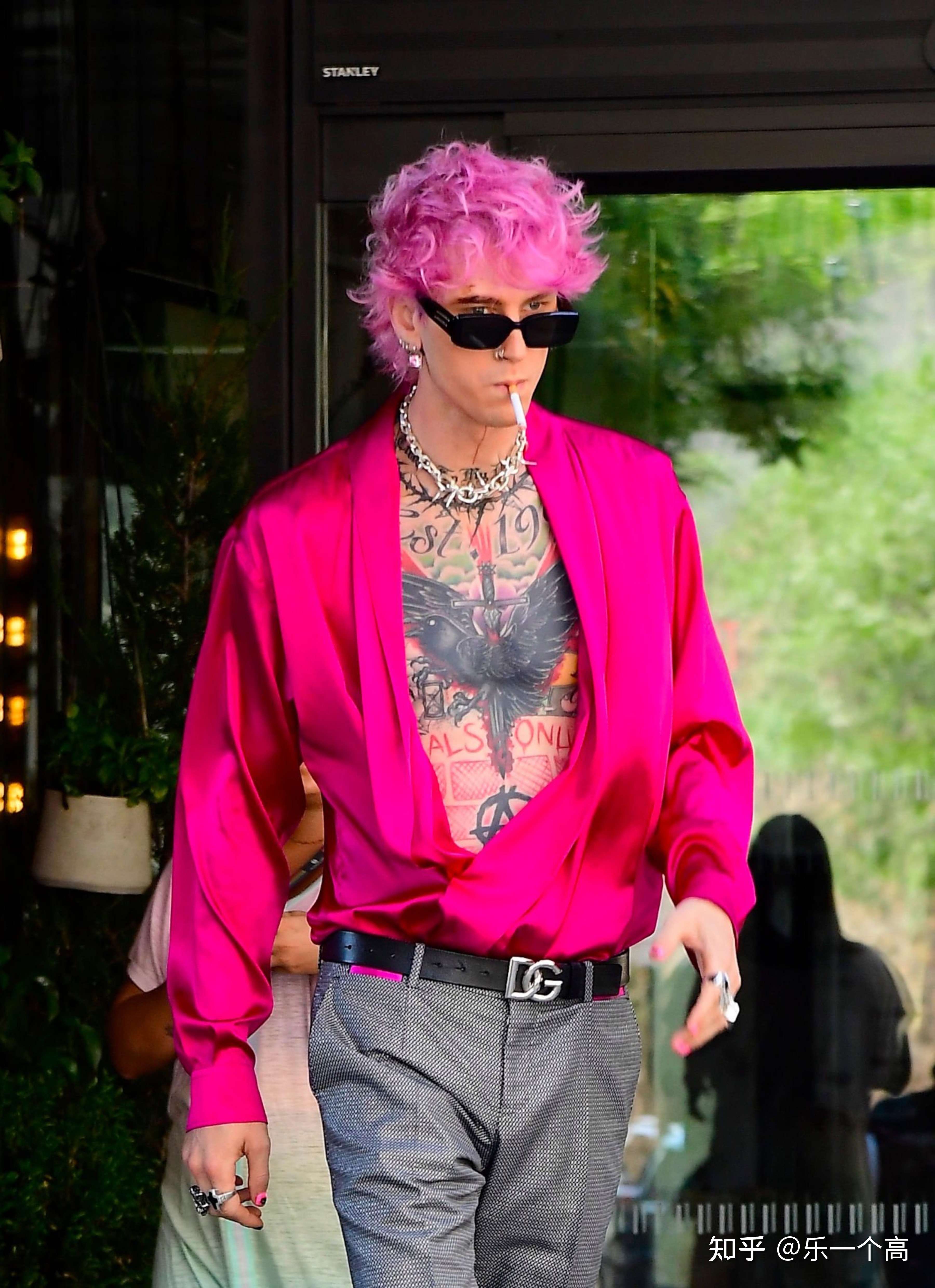 乐一个高 的想法: machine gun kelly在纽约录制新节目现场… - 知乎