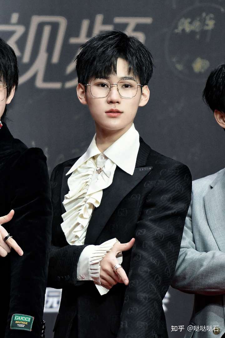 首先,小张张的脸真的很神奇