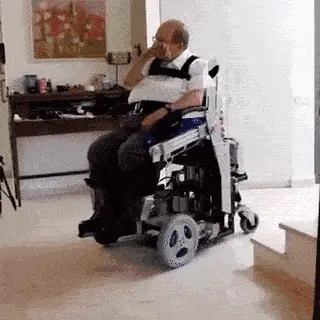 依靠upnride轮椅机器人瘫痪人士也能重新直立行走