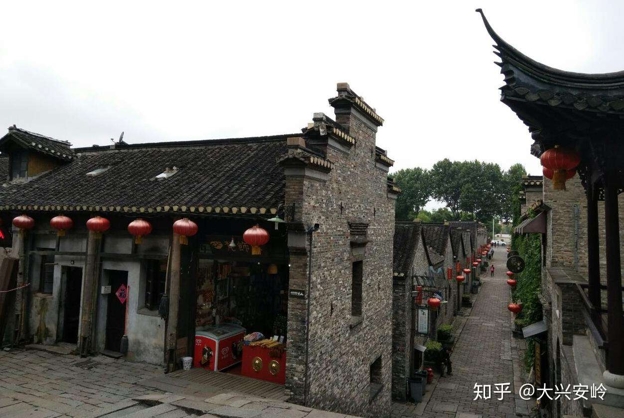 古色古香的街巷 旧旧的石板路 一眼看千年的古城墙 镇江西津渡 知乎