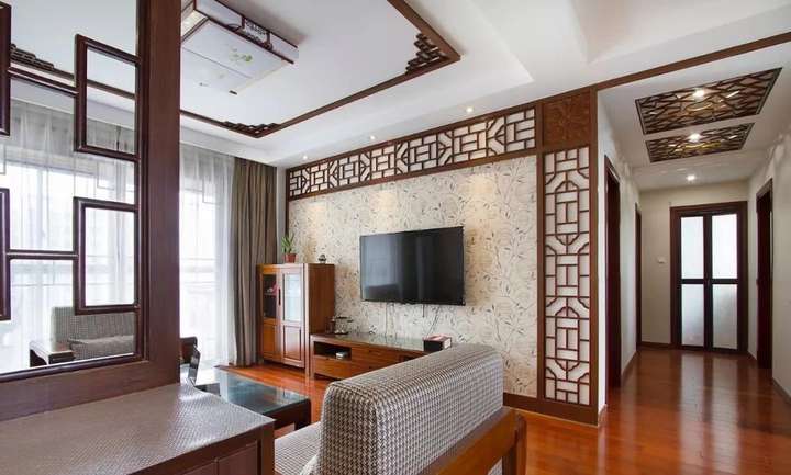 电视墙铺壁纸周围加木质镂空装饰适用于新中式风格.