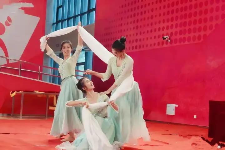 淬火成钢 筑梦启航 | 2025级新生军训闭营仪式暨开学典礼圆满落幕!(图2)