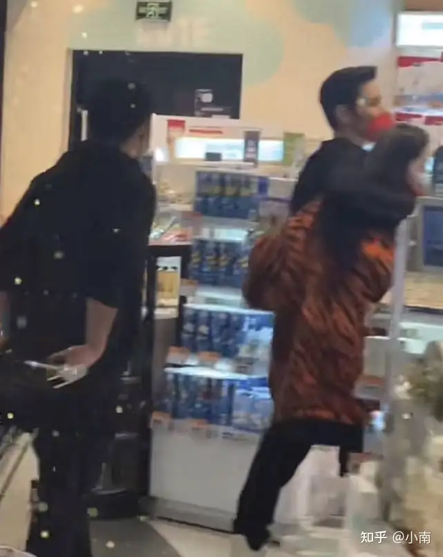 郭碧婷身材圆润疑似有孕，向佐贴心似热恋情侣！同是豪门婚姻奚梦瑶却被骂惨！