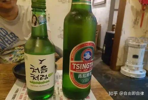 韩国原产的真露清酒与崂山水酿造的青岛啤酒,似乎青岛二厂的啤酒