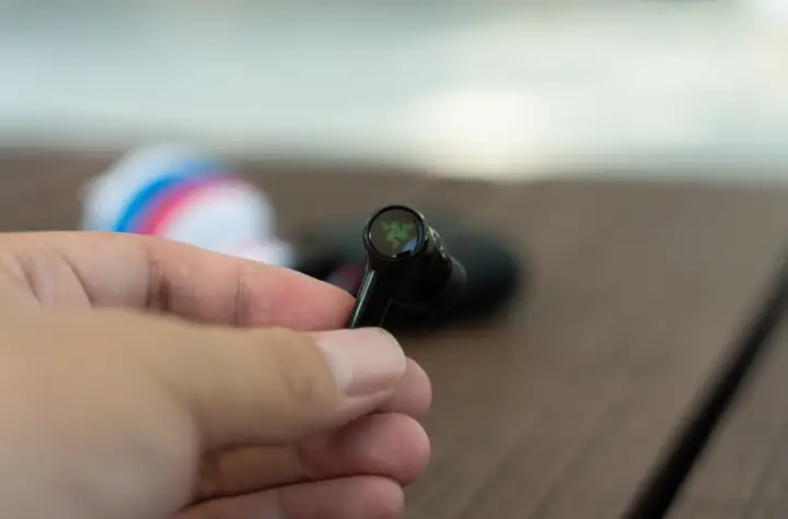 炫酷RGB灯效、电竞级体验，雷蛇战锤狂鲨真无线二代游戏耳机评测