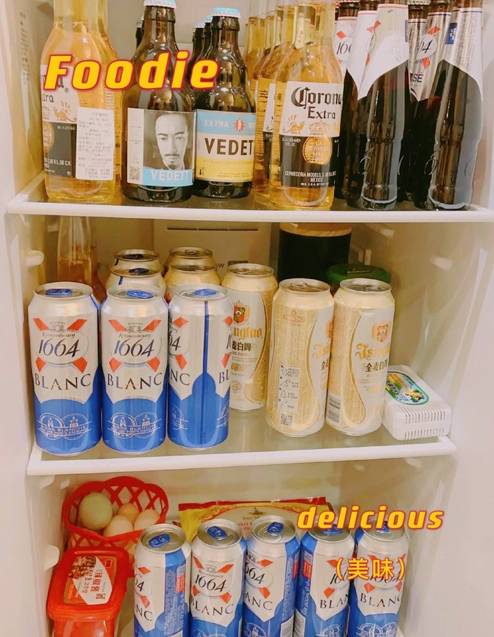 冰箱里面常年的饮料都是啤酒.我就是这么爱喝酒没办法 我是个女的