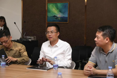 兰研有限公司董事长陈文海热情接待了